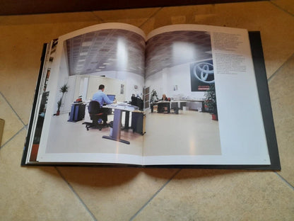 ARCHITETTURA INDUSTRIALE. GLAUCO GRESLERI - ENZO ZACCHIROLI. DAMIANI EDITORE, 2004. BILINGUE: ITALIANO - INGLESE.