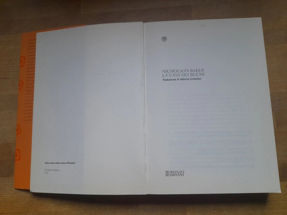 LA CASA DEI BUCHI. NICHOLSON BAKER. BOMPIANI EDITORE. 1° EDIZIONE BOMPIANI 2011. COLLANA: NARRATORI STRANIERI.