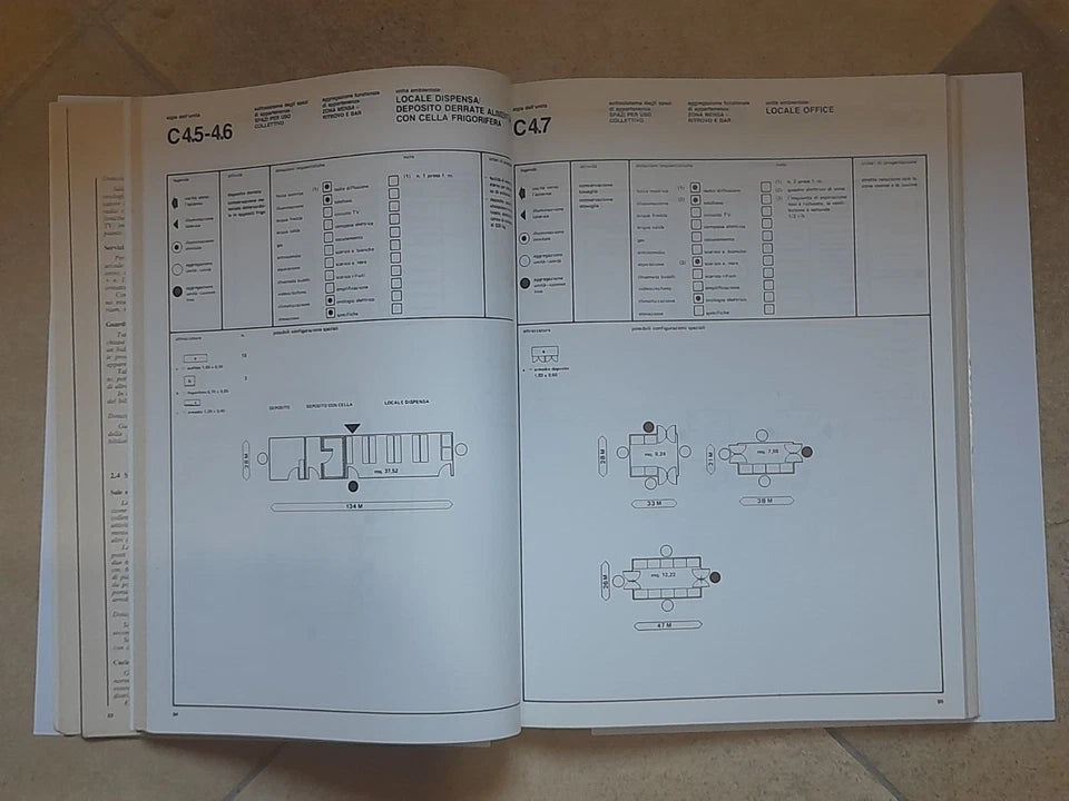 UN SISTEMA EDILIZIO PER LA SCUOLA SECONDARIA SUPERIORE. EDIZIONI LUIGI PARMA. 1° EDIZIONE 1980. COLLANA: SAIE. AA.VV.