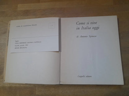 COME SI VIVE IN ITALIA OGGI. ANTONIO SPINOSA. CAPPELLI EDITORE. RISTAMPA 1969. COLLANA: IO SO TU SAI.