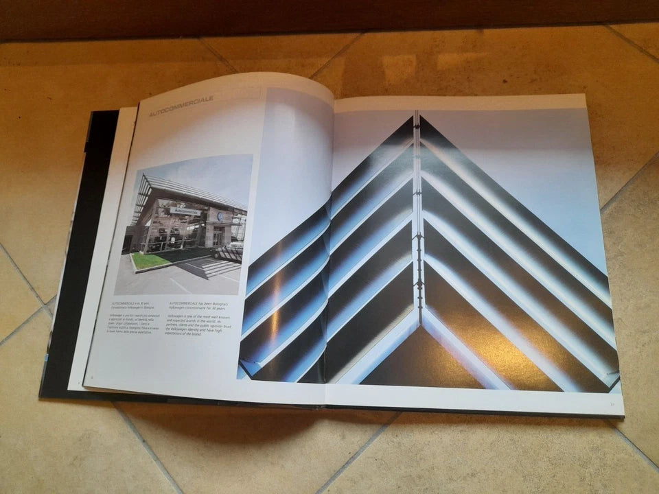 ARCHITETTURA INDUSTRIALE. GLAUCO GRESLERI - ENZO ZACCHIROLI. DAMIANI EDITORE, 2004. BILINGUE: ITALIANO - INGLESE.