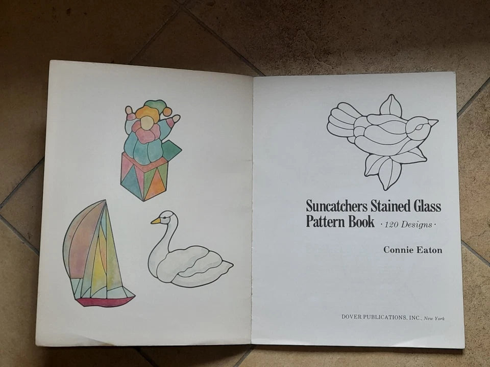 SUNCATCHERS STAINED GLASS PATTERN BOOK. CONNIE EATON. 120 DESIGNS. DOVER PUBLICATIONS, INC., NEW YORK. 1° EDIZIONE 1987.