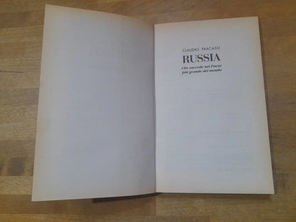 RUSSIA CHE SUCCEDE NEL PAESE PIU' GRANDE DEL MONDO. CLAUDIO FRACASSI. LIBERA INFORMAZIONE EDITRICE. 1° EDIZIONE 1996. COLLANA: I LIBRI DELL'ALTRITALIA.