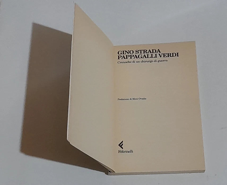 PAPPAGALLI VERDI. CRONACHE DI UN CHIRURGO DI GUERRA. GINO STRADA. FELTRINELLI EDITORE. COLLANA: UNIVERSALE ECONOMICA FELTRINELLI 1606.  4° EDIZIONE 2001.