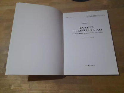 LA CITTA' E I GRUPPI SOCIALI. BOLOGNA FRA GLI ANNI CINQUANTA E SETTANTA. ATHOS BELLETTINI. EDITRICE CLUEB - BOLOGNA. RISTAMPA 1984.