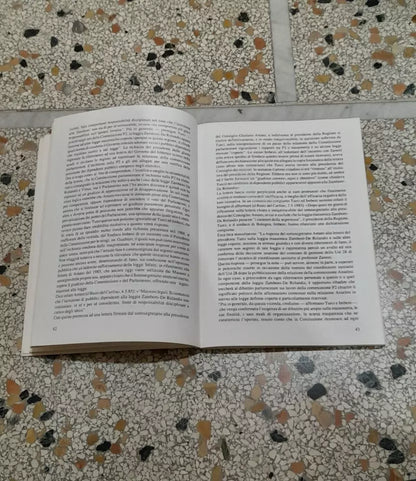 MASSONI A BOLOGNA. ISTITUTO DI STUDI E RICERCHE LEONIDA CASALI. AA.VV. RISTAMPA 1989. COLLANA DI DOCUMENTAZIONE N°1.