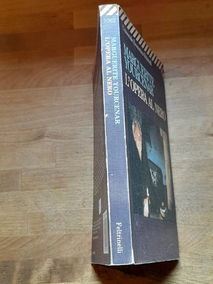 L'OPERA AL NERO. MARGUERITE YOURCENAR. FELTRINELLI EDITORE. COLLANA: UNIVERSALE ECONOMICA FELTRINELLI 1062. 9° EDIZIONE 1989.
