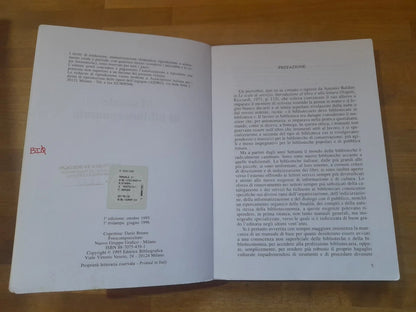 MANUALE DI BIBLIOTECONOMIA. MONTECCHI - VENUDA. EDITRICE BIBLIOGRAFICA. 1° RISTAMPA 1996. COLLANA: BIBLIOGRAFIA E BIBLIOTECOMANIA 50.