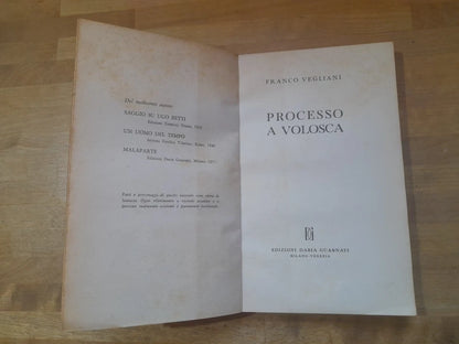 PROCESSO A VOLOSCA. FRANCO VEGLIANI. EDIZIONI GUARNATI. 1 ° EDIZIONE 1958. COLLANA: I LIBRI DELLA TEMPESTA VOUME. 1