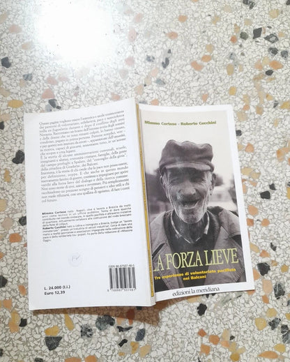 LA FORZA LIEVE. TRE ESPERIENZE DI VOLONTARIATO PACIFISTA NEI BALCANI. AA.VV. RISTAMPA 2001. EDIZIONI LA MERIDIANA. COLLANA: PACEINSIEME...ALLE RADICI DELL'ERBA.