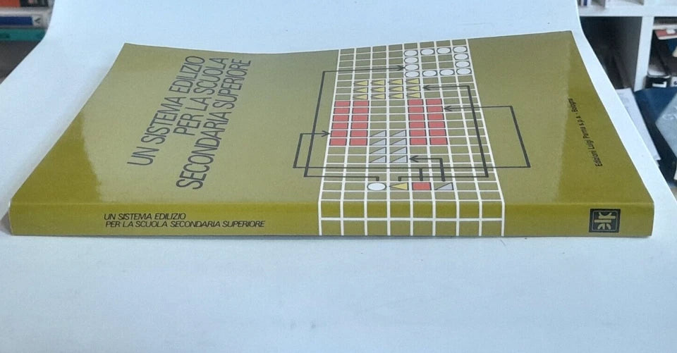 UN SISTEMA EDILIZIO PER LA SCUOLA SECONDARIA SUPERIORE. EDIZIONI LUIGI PARMA. 1° EDIZIONE 1980. COLLANA: SAIE. AA.VV.
