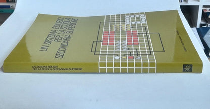 UN SISTEMA EDILIZIO PER LA SCUOLA SECONDARIA SUPERIORE. EDIZIONI LUIGI PARMA. 1° EDIZIONE 1980. COLLANA: SAIE. AA.VV.