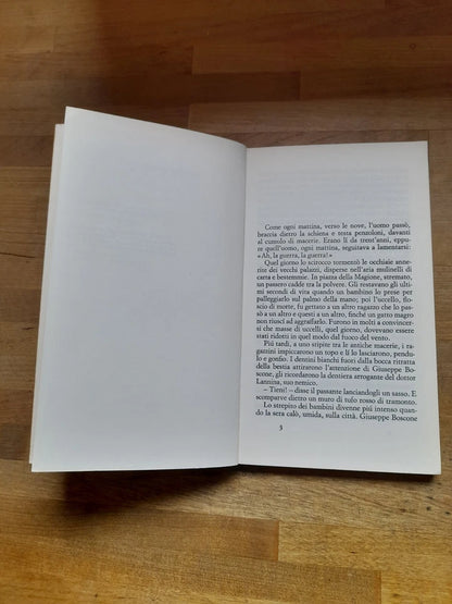 ASSOCIAZIONE INDIGENTI. MATTEO COLLURA. COLLANA: EINAUDI NUOVI CORALLI 243. EINAUDI EDITORE. 1° EDIZIONE 1979.