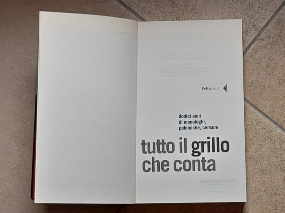 TUTTO IL GRILLO CHE CONTA. DODICI ANNI DI MONOLOGHI, POLEMICHE, CENSURE. BEPPE GRILLO. FELTRINELLI EDITORE. COLLANA: VARIA/FELTRINELLI. 1° EDIZIONE IN "VARIA", 2006.