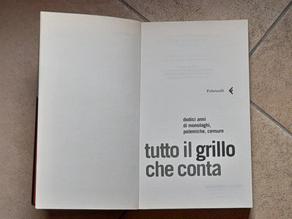 TUTTO IL GRILLO CHE CONTA. DODICI ANNI DI MONOLOGHI, POLEMICHE, CENSURE. BEPPE GRILLO. FELTRINELLI EDITORE. COLLANA: VARIA/FELTRINELLI. 1° EDIZIONE IN "VARIA", 2006.